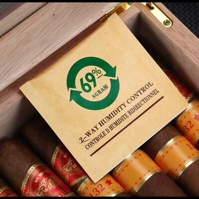 맞춤 컬러 시가르 험도르 가방 중형 옵션 내부 습도 엽을 장착하여 신선함과 수명을 보장합니다.